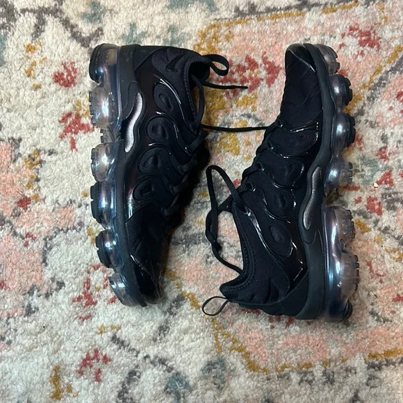 Nike Tennis Shoes - Picture 1 of 5